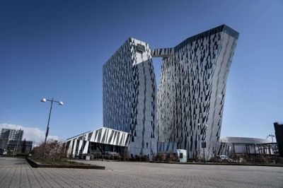 Overnatninger på danske hoteller er faldet 63 procent i marts til 431.100. Her ses Bella Sky i København. (Arkivfoto)