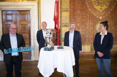 DBU's formand, Jesper Møller (tv.), var en glad mand, da han torsdag aften på Københavns Rådhus kunne være med til at offentliggøre, at EM alligevel kommer til København i 2021.