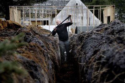 Kokken graver efter til vandingsanlægget til sin frugthave i Skelhøje. Foto: Henrik Ole Jensen