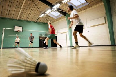 Badmintonspillere må vente med at finde ud af, om de kan spille i indendørs haller noget tid endnu. (Arkivfoto)