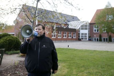 - Kom hjem til Hestlund! råbte forstander Johannes Fomsgaard Pedersen i megafonen. Det gjorde Malene og Anne så. Foto: Flemming Hansen