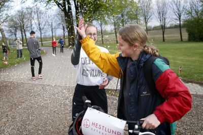 Der var guldglimmer i det meste af skolegården, da Malene Mejdahl Jeppesen (bagest) og Anne Tjagvad Madsen efter næsten otte timer nåede målet: Hestlund Efterskole. Foto: Flemming Hansen