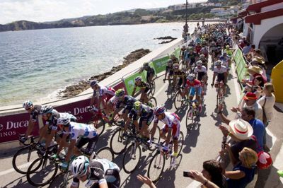 Rytterne skal i årets Vuelta a Espana næsten udelukkende forbi spanske kyster og strækninger. Som på denne etape for en håndfuld år siden hvor ruten gik fra Comillas til Sotres-Cabrales i det nordlige Spanien. Det skyldes en række ændringer, der har gjort, at Vueltaen dropper både Holland og Portugal. (Arkivfoto)
