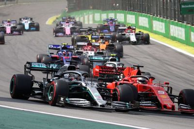 Sebastian Vettels tid som Ferrari-kører er slut efter denne sæson, skriver Motorsport.com. Her ses tyskeren (th) kæmpe med Lewis Hamilton om at komme ind i det første sving ved Brasiliens grandprix i november sidste år.