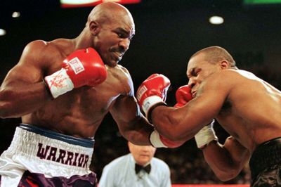 Mike Tyson (til højre) og Evander Holyfield ((til venstre) har de seneste dage lagt videoer ud på de sociale medier, hvor de antyder en tilbagevenden til bokseringen. (Arkivfoto).