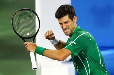 Djokovic var i storform, inden coronavirus satte en stopper for tennistouren. Her fejrer han en ATP-titel i Dubai i februar.
