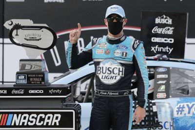 44-årige Kevin Harvick modtog pokalen for at vinde Nascar-løbet i Darlington med maske på.