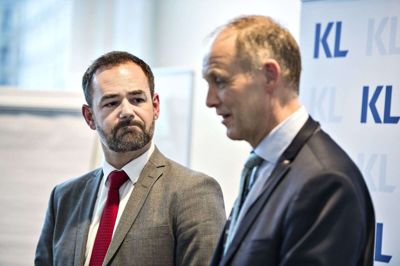 KL-formand Jacob Bundsgaard (til venstre) skal sammen med næstformand Martin Damm (til højre) forhandle næste års samlede budget på plads for kommunerne. (Arkivfoto)