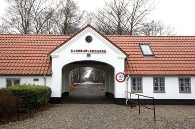 Natten til mandag blev 33-årige Regine Sharafani vækket af politiet og revet ud af sin seng på Udrejsecenter Kærshovedgård for at blive anholdt. Hun fik ikke lov at tage sine private ejendele med, men nåede dog kort at informere sin mand og parrets tre børn, som har opholdstilladelse. Familien er rystede over politiets ageren og frygter, at de ikke ser Regine Sharafani igen. Foto: Tom Laursen