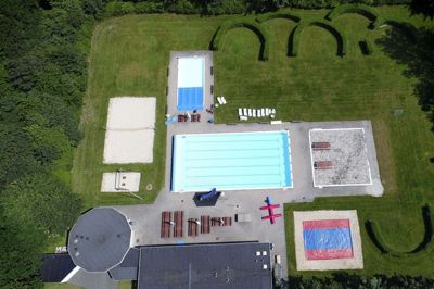De grønne græsplæner med de indbydende pools i midten bliver ikke fyldt med mennesker denne sommer. Covid-19 får bestyrelsen til at opgive at åbne badet og istedet koncentrere sig om forbedringer og renoveringer.
Foto: Drone: Flemming Hansen