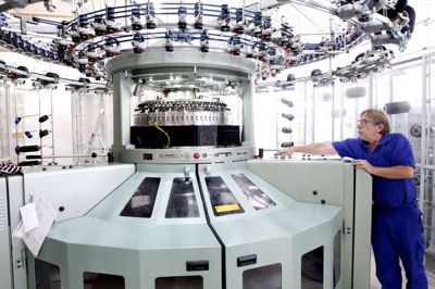 Thygesen & Birk Fabrics er sammen med en anden Ikast-virksomhed, Spectre, del af et nyt dansk tekstilsamarbejde, som sikrer, at der under coronakrisen produceres 80.000 engangskitler om ugen. Foto: Henrik Ole Jensen