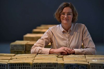 Birgitte Ejdrup Kristensen håber, at for eksempel renoveringsprojekter under coronanedlukningen har givet mursten i overskud. Hun tager nu igen hellere end gerne mod flere murstensdonationer til sin skulptur ”Samfund”, der skal stå i området ved Ikast Station. Foto: Kunstpakhuset