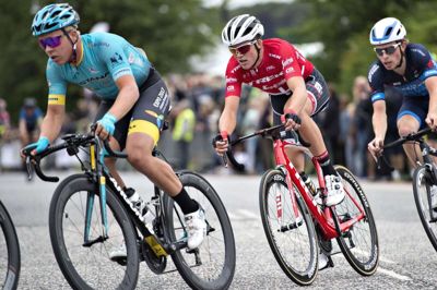 Mads Pedersen (i rødt) ser frem til snart at kunne køre cykelløb igen efter coronapausen. (Arkivfoto)