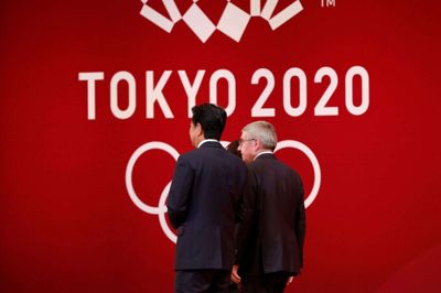 IOC-præsident Thomas Bach (til højre) og Japans premierminister, Shinzo Abe, er enige om, at OL skal afvikles i 2021, hvis det skal blive til noget. Der kan ikke blive tale om en ny udsættelse. (Arkivfoto)
