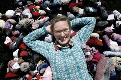 Charlotte Kold fra Engesvang er blandt andet strikkedesigner og har fået en god ide om at uddele strikkede og hæklede »garn-kram« i en svær tid. Med 50.000 kroner fra Velliv Foreningen har ideen for alvor taget fart. Foto: Henrik Ole Jensen