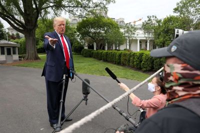 Præsident Donald Trump udtaler sig til pressen udenfor Det Hvide Hus torsdag.
