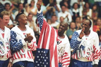 Pippen (anden fra venstre, red.) og Jordan (tredje fra venstre, red.) ses her efter at have vundet OL-guld som en del af "The Dream Team" i 1992.
