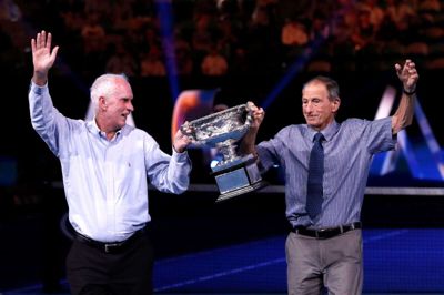 Ashley Cooper (højre) præsenterer trofæet ved Australian Open. Den tidligere tennisspiller døde fredag efter et længere sygdomsforløb. (Arkivfoto)