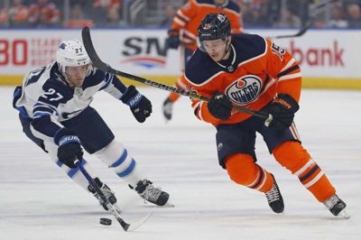 USA fritager professionelle sportsudøvere for et forbud mod at rejse ind i landet, som er indført i kampen mod coronavirusset. Her ses danskeren Nikolaj Ehlers (27) i aktion mod Edmonton Oilers, inden NHL-sæsonen blev suspenderet i marts.