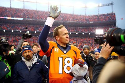 Peyton Manning (foto) skal sammen med Tiger Woods forsøge at slå Phil Mickelson og Tom Brady i en dyst over 18 huller på en golfbane i Florida søndag.