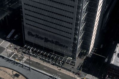 Tomme gader ses i marts foran New York Times-bygningen på Manhattan i New York City under begyndelsen på coronavirusudbruddet.