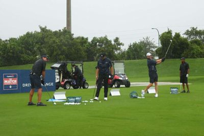 Tiger Woods, den tidligere NFL-spiller Peyton Manning, NFL-spilleren Tom Brady fra Tampa Bay Buccaneers og Phil Mickelson varmer op til søndagens "The Match: Champions for Charity" på Medalist Golf Club i Florida.