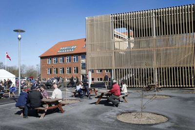 Biblioteket i Nørre Snede ligger i forlægelse af den nye skoletilbygning og genåbner i denne uge - begrænset - sammen med kommunens øvrige biblioteksfilialer i Bording, Engesvang og Ejstrupholm. Foto: Flemming Hansen