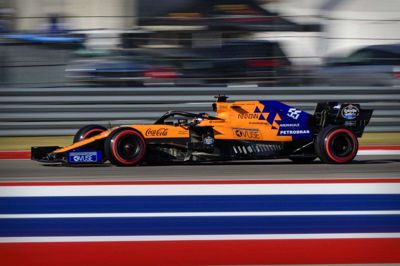 Carlos Sainz i sin racer får færre folk rundt om sig på McLaren-holdet, når Formel 1-sæsonen på et tidspunkt kommer i gang efter coronapausen. 8Arkivfoto)