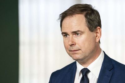 Finansminister Nicolai Wammen (S) skal passe på med at rive hjælpepakkerne væk fra den ene dag til den anden, lyder advarslen fra både Dansk Industri og Dansk Erhverv, der begge er klar til at vinke farvel til støttekronerne snart. (Arkivfoto)