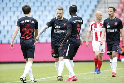 Ronnie Schwartz (nummer to fra venstre) var blandt målscorerne, da FC Midtjylland i fredags testede Superliga-formen af med en 3-0-sejr over AaB. Foto: Henrik Ole Jensen