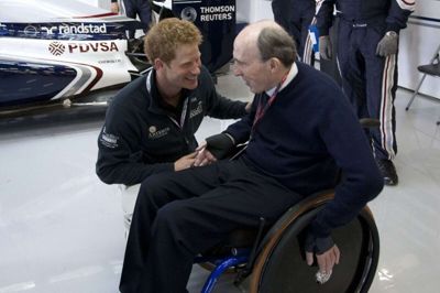Frank Williams, der grundlagde Williams-teamet i 1977, hilser her på prins Harry. (Arkivfoto).