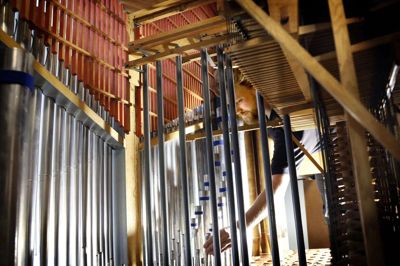 Orglet i Bording Kirke er bygget i 1967 af orgelbyggerfirmaet Marcussen & Søn. Siden da har musikinstrumentet kun gennemgået en enkelt hovedrengøring, og det er 30 år siden. Men i denne uge har orglet været skilt ad i hundredvis af dele, som her har gennemgået en omhyggelig, grundig og ikke mindst forsigtig rensning. Foto: Henrik Ole Jensen