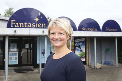 Skoleleder Charlotte Larsen fra lokalafdelingen af LOF glæder sig til at tage mod både gamle og nye deltagere til kurserne i oplysningsforbundets jubilæumssæson. Foto: Tom Laursen