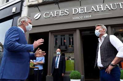 Belgiens kong Philippe (tv) overholder regler om ansigtsmaske på gaden i Bruxelles. Det kniber muligvis mere for hans 28-årige nevø at rette ind efter reglerne, der skal bremse coronasmitte.