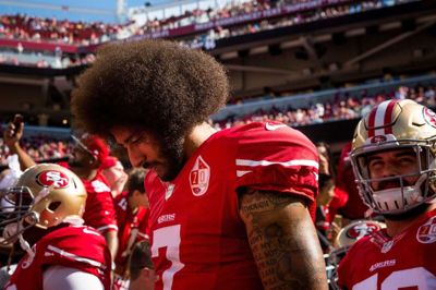Quarterbacken Colin Kaepernick blev kendt for at knæle under nationalsangen i NFL. Det skete i protest mod politivold. (Arkivfoto)