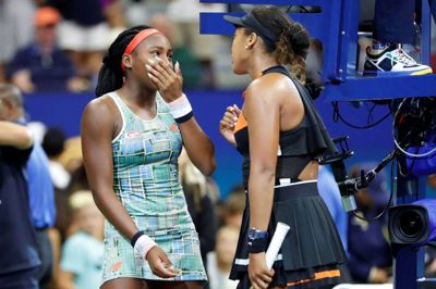 Coco Gauff (til venstre) fik sit gennembrud under Wimbledon i 2019 og er den yngste spiller i top-100 på kvindernes verdensrangliste. Naomi Osaka (til højre) har vundet flere grandslam-turneringer og har tidligere været nummer et på verdensranglisten. (Arkivfoto).