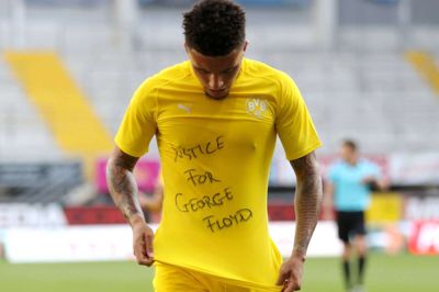 Jadon Sancho fremviste en t-shirt med påskriften "justice for George Floyd", da han søndag var i gang med at score karrierens første hattirck for Borussia Dortmund i tysk fodbold.