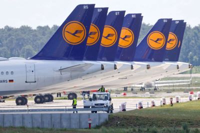 Lufthansas fly holder på jorden i stedet for at tjene penge til det trængte tyske luftfartsselskab, der blødte cirka 16 milliarder kroner i første kvartal. (Arkivfoto)