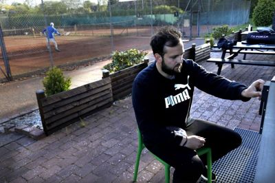 Formanden for Ikast Tennis fS, Benjamin Piechnik, håber på mange flere medlemmer i Ikast. Her er han ved at kode poletter, som nye og gamle medlemmer kan benytte til klubhuset. Foto: Henrik Ole Jensen