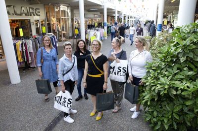 13 tøser - skulle der have været på billedet - men prøv lige selv at holde styr på så mange, når der er aftenåbent og masser af tilbud i butikkerne! De 13 kvinder og piger er alle fra Viborg og var inviteret til en hyggelig shoppetur i Ikast af Julia Thaarup Johansen, som er udviklingschef i Vores Ikast, men bor i Viborg. Hun ses i midten med de gule sko. Foto: Tom Laursen