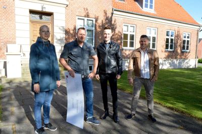Ergoterapeut Trine Bjørnsgaard var den glade modtager af en kontant donation fra tre medlemmer af gruppen Billy Boppers - fra venstre Kim Leaner, Frederiks, der normalt spiller kontrabas, Stefan Mouridsen fra Videbæk og leadgutarist Ole Brandstrup alias Mr. Billy Bob, forsanger fra Ikast. Foto: Laila Kempel