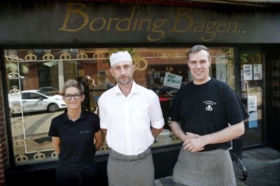 Lene Nielsen og Thomas Antonsen har ejet Bording Bageri siden 2005, men nu er forretningen solgt til Jes Aaby Jensen (t.h.), som også ejer Vestbyens Bageri i Ikast. Med i købet fulgte en privatbolig, hvor Jes Aaby Jensen fremover vil have bopæl. Foto: Flemming Hansen