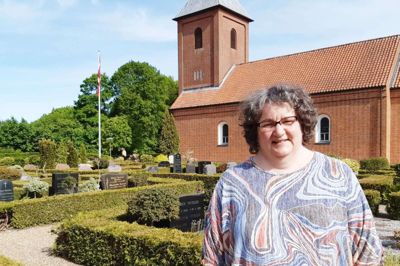 Vibeke Steen, formand for menighedsrådet ved Engesvang Kirke. Menighedsrådet har de seneste fire år arbejdet på at gøre kirken mere klimavenlig. Eksempelvis dropper man fremover engangsservice. Foto: Privatfoto