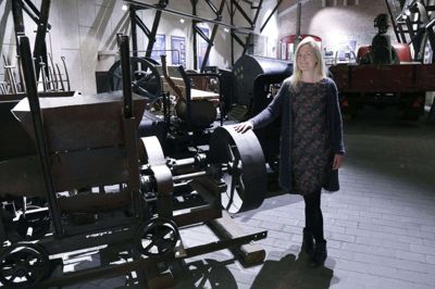 Det var en glad museumsinspektør Julie Lolk, der i sidste uge kunne genåbne dørene til Klosterlund Museum og Naturcenter ved kanten af Bølling Sø. Museet har som alle andre offentlige institutioner i samme branche været tvangslukket i corona-tiden. Her ses Julie Lolk i den del af museet, der handler om den seneste omgang tørvegravning. Foto: Henrik Ole Jensen