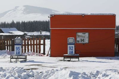 Sibirien, der her ses i vanlig sneklædt udgave i februar ved en benzinstation, er et af de områder på kloden, hvor der er registreret betydeligt højere temperatur i maj end normalt. (Arkivfoto)