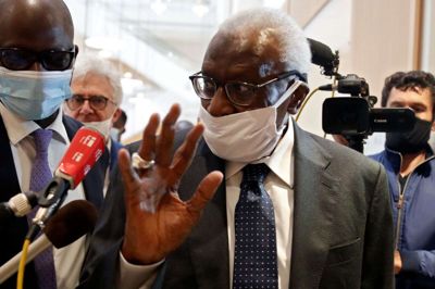 Lamine Diack var iført maske, da han mandag mødte op i retten i Paris.