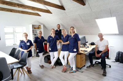 Fire sygeplejersker og to social- og sundhedsassistenter, der selv tilrettelægger deres arbejde, er det team, som med udgangspunkt fra den gamle stationsbygning i Bording skal levere hjælp til 62 borgere i Bording og Engesvang, der er visiteret til at modtage hjemmesygepleje, personlig pleje og praktisk hjælp. Til højre ses Bjørn Kassøe Andersen, der er direktør for Lokalpleje Danmark. Han vil assistere med at løse administrative opgaver. Foto: Tom Laursen