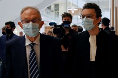 Den forhenværende antidoping-chef for Det Internationale Atletikforbund (IAAF) Gabriel Dolle (til venstre) vidnede mandag mod atletikforbundets tidligere præsident Lamine Diack.