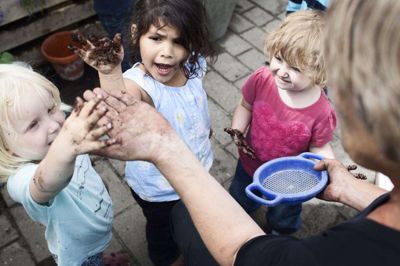 Målet er, at minimumsnormeringer skal sikre, at der maksimalt er tre børn per voksen i vuggestuer og seks børn per voksen i børnehaver. Men politikerne skal lige enige om, hvordan en lov skal skrues sammen.(Arkivfoto)
