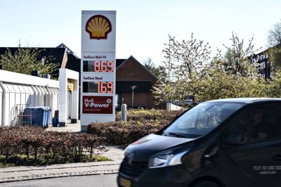Lave benzinpriser er med til at holde den danske inflation på et lavt niveau. (Arkivfoto)